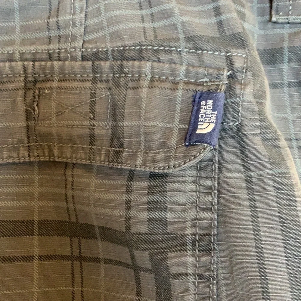 North Face gray plaid cargo shorts Size 40